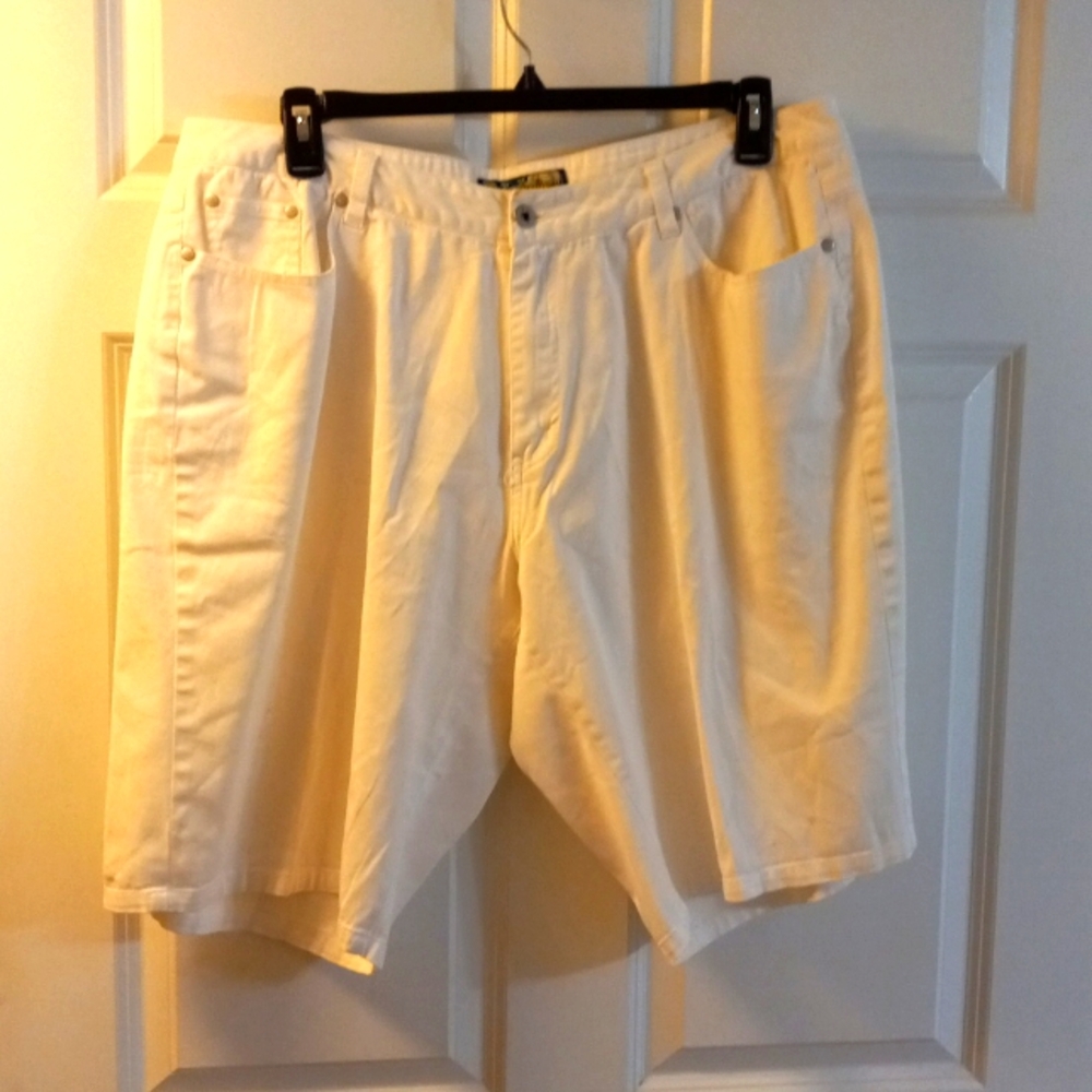 Peace Love Happiness White Bermuda Shorts Size 20
